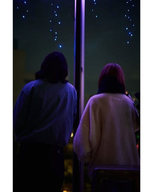 「素敵なBGMが聞こえて来そう」かが屋・加賀翔、相方・賀屋とマネージャーにロマンス発覚？！ショットを公開