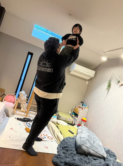 「すごい高いねえ」女子ゲーマー・倉持由香の息子がプロゲーマー・ササモに持ち上げられる