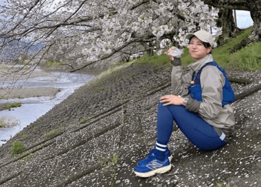 「ステキです」走る美女タレント、桜をバックにした”おにぎりタイム＆法面ショット”を公開！ファンほっこり「可愛い」