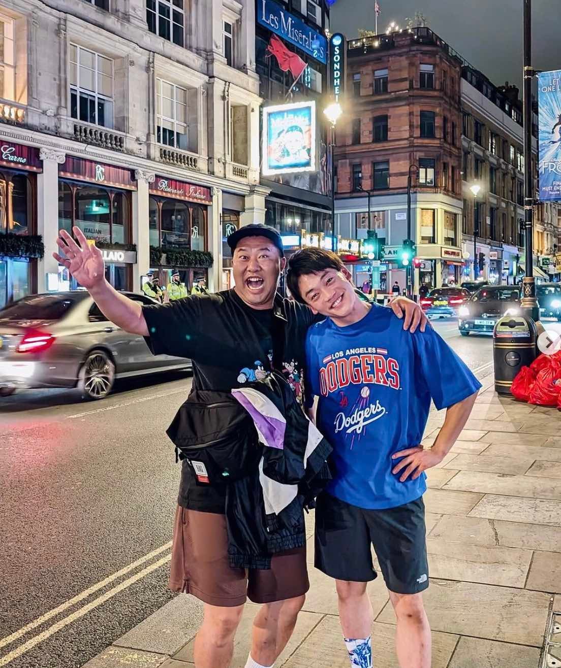 おばたのお兄さんが世界で活躍するあのお笑い芸人とのツーショットを公開