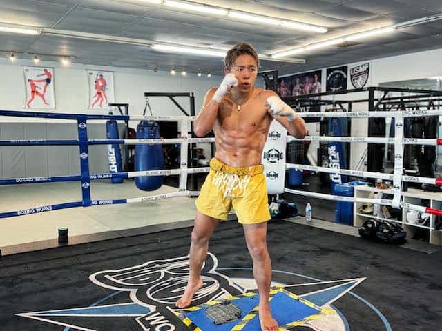キックボクサーの武尊が肉体美を披露✨
