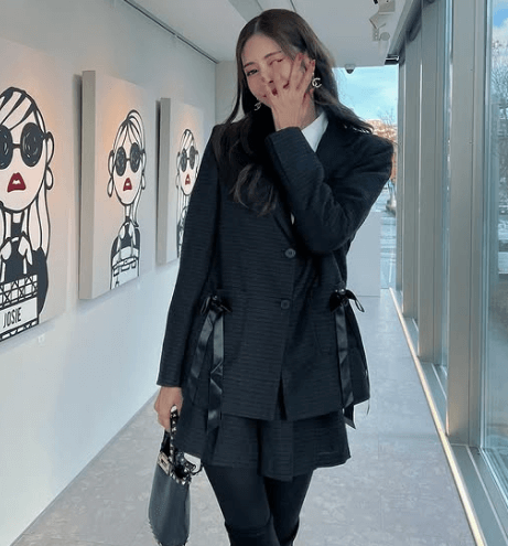 「スタイルめちゃめちゃイイ」激美女インフルエンサー、ブラック＆ブラックの美麗ショットにファンうっとり