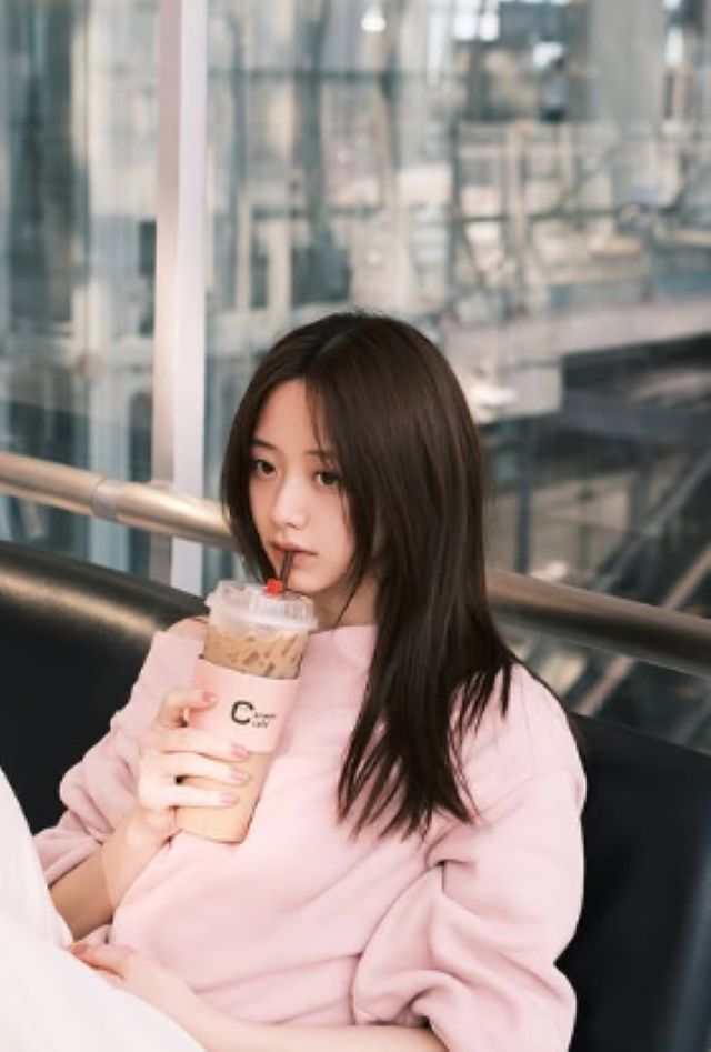 ラフなスタイルでファンを釘付け！森香澄が空港ファッションをお披露目