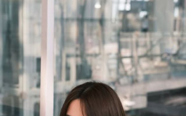 ラフなスタイルでファンを釘付け！森香澄が空港ファッションをお披露目