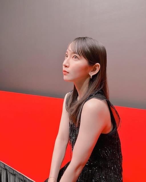 「美しいの一言につきます。」吉岡里帆の黒ドレスショットにファン大興奮💕