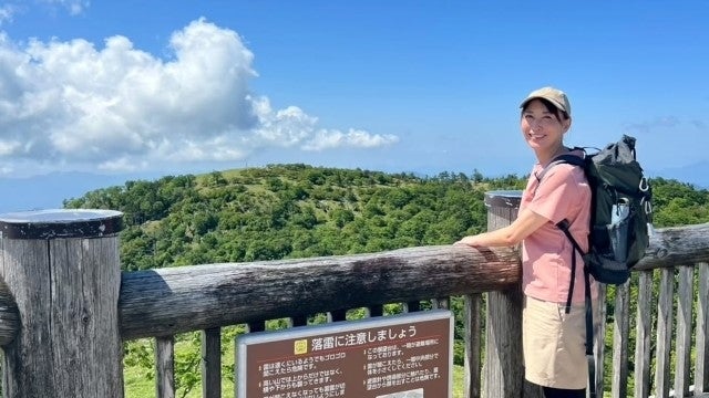 小椋久美子、大台ヶ原で見せた「自然と一体化した笑顔」が絶景を超えていた