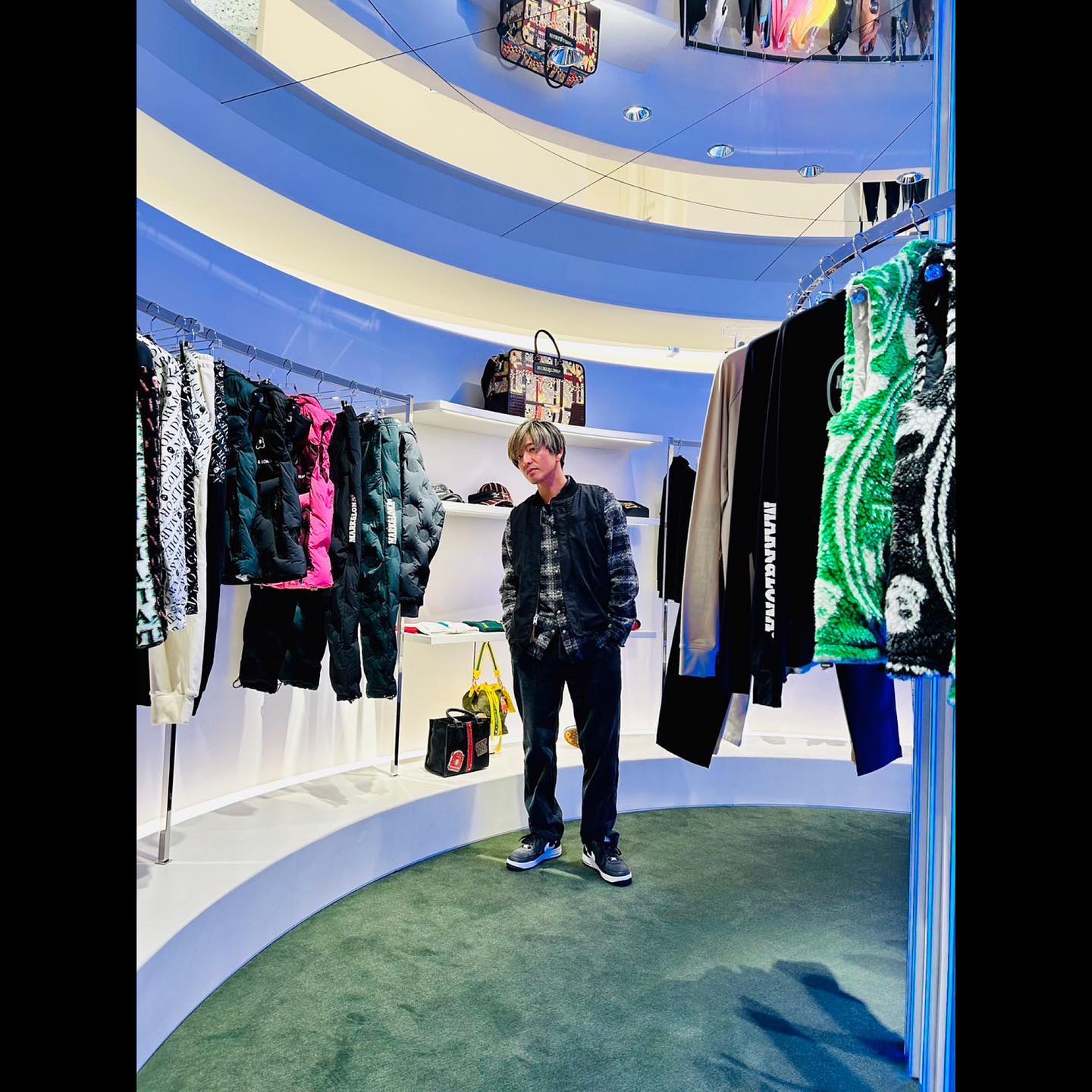 木村拓哉がアパレルショップに参上！オーラ溢れるショットが話題に