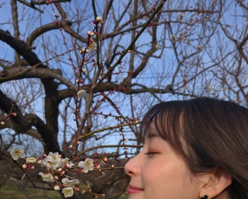 「横顔まできれーだね」足立梨花、美しい“梅と横顔”オフショット公開！