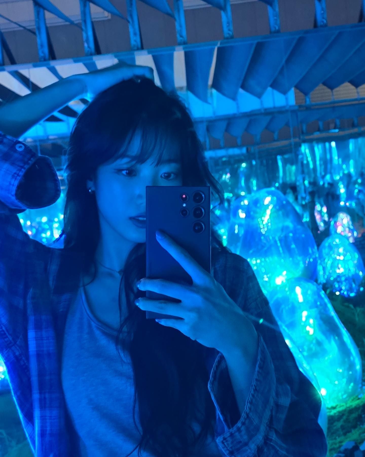 LE SSERAFIM・KAZUHA、チームラボで自撮り？