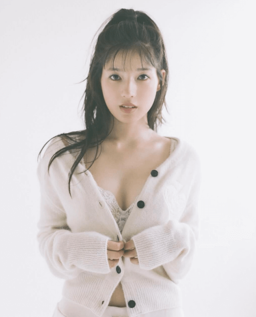 「あかん、可愛すぎてバクバクする」美女優・石井杏奈、”アザーカット”の大胆胸元＆ヘソ出しゾーンショットを披露！