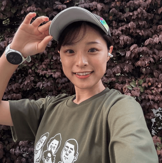 「Tシャツかわいいですね！」マラソン美女子、ツツジ咲く春爛漫の美麗姿＆美腹筋ショットを公開！ファン拍手喝采