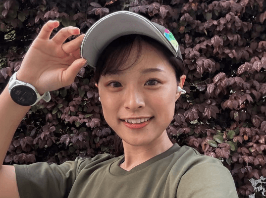 「Tシャツかわいいですね！」マラソン美女子、ツツジ咲く春爛漫の美麗姿＆美腹筋ショットを公開！ファン拍手喝采