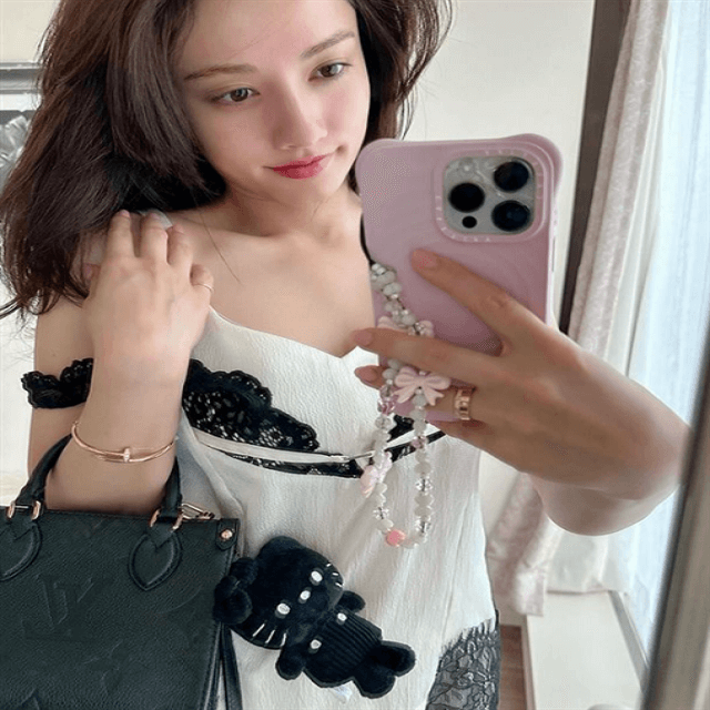 谷まりあのセレブリティーなハイブランドルックに「美しい💕女神」とファンが釘付けに