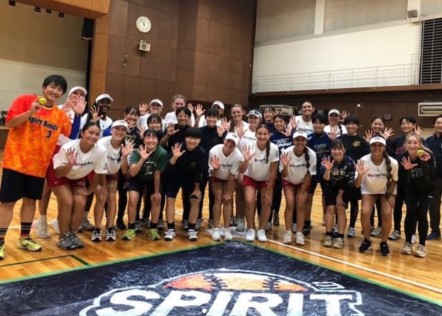 宇津木妙子　南カルフォルニアU18選抜チームが来日　試合は雨天中止ながら室内での交流🥎