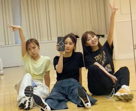 前田敦子が豪華AKBメンバーとのオフショットを披露！