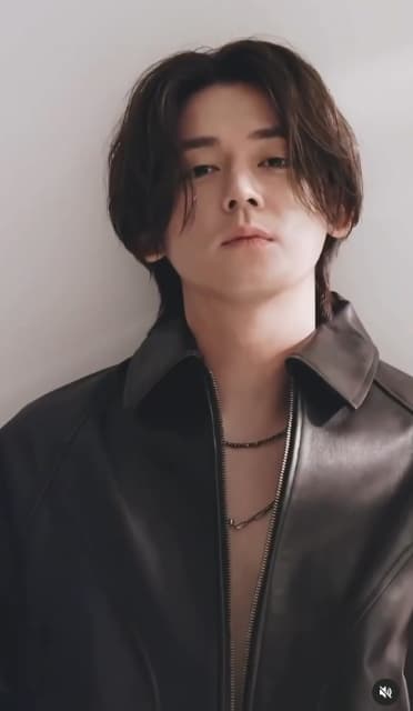 裸に革ジャン！WEST.  小瀧望 反則級の色気を醸し出す！