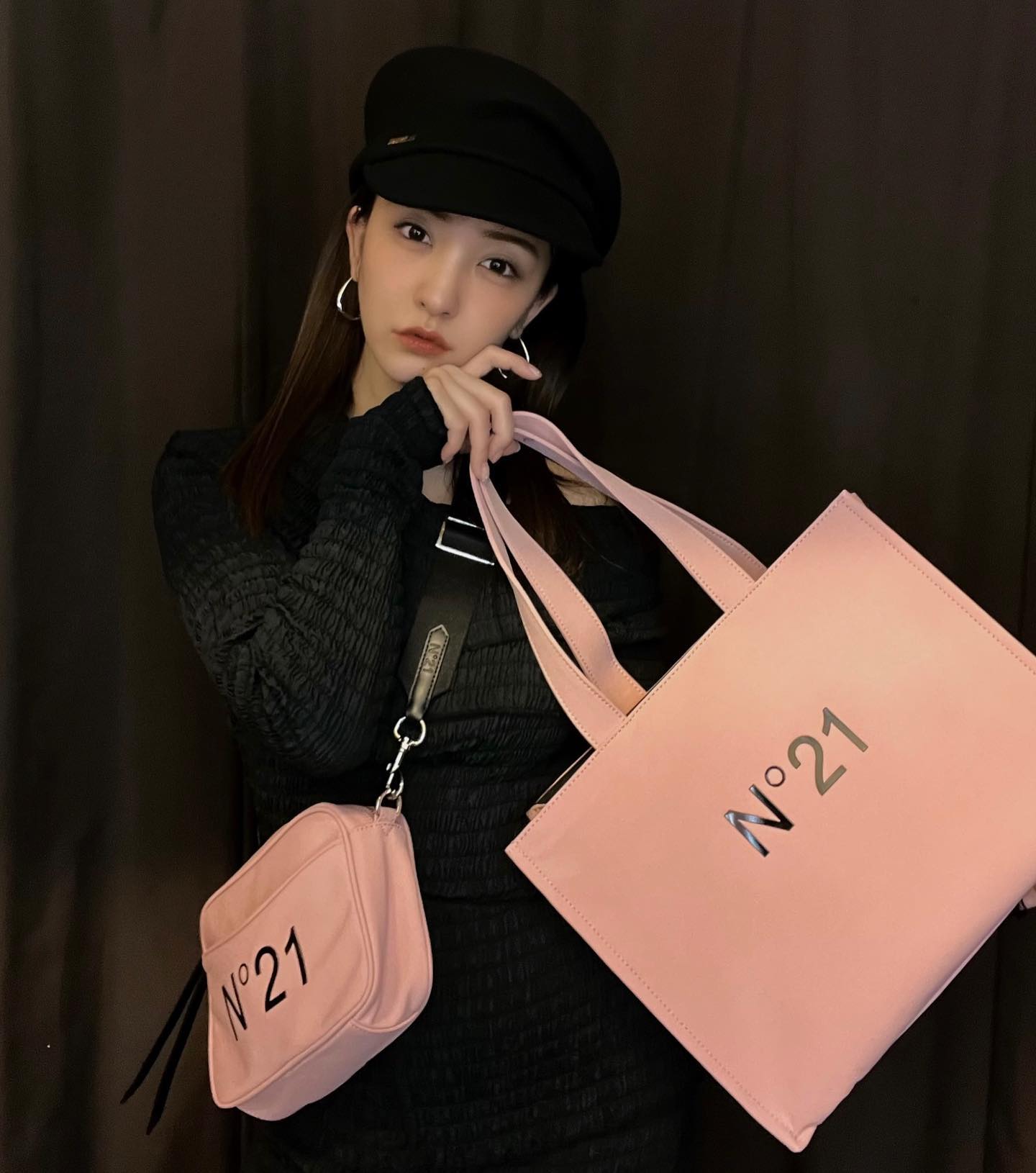 板野友美 新作バッグ際立つブラックコーデが話題に