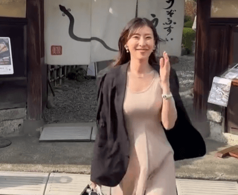 「相変わらずの美人さん」人気モデル、暖簾から”ランウェイ風の登場・ムービー”披露にファン拍手喝采！「最高に可愛いです！」