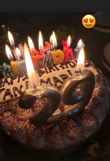 あの有名モデルが映えすぎ誕生日ケーキを投稿