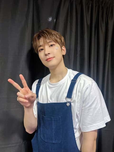 頬のシールが可愛すぎる！韓国の人気アイドルの最新ショットが話題に