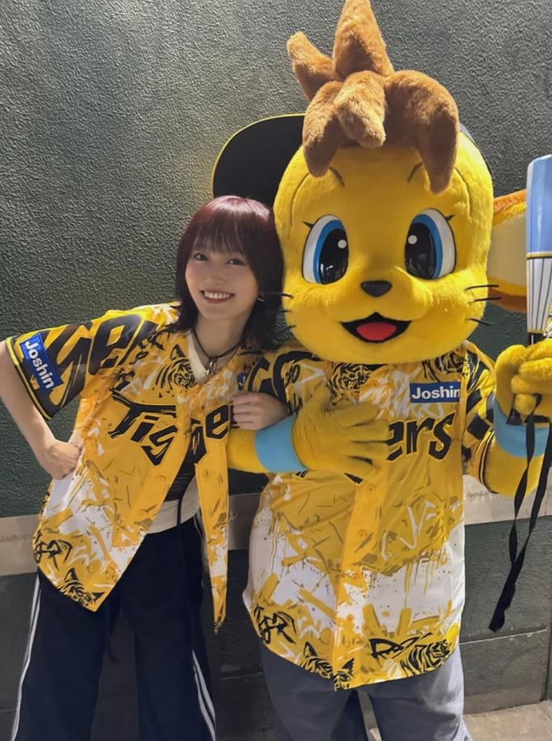 阪神戦で山本彩、公式マスコット「コラッキー」とラブラブ初ツーショット披露！
