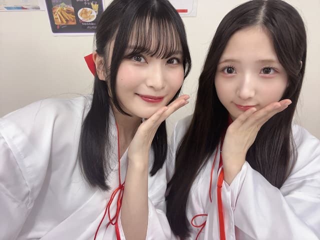 「巫女が沢山いたの」AKB48 福岡聖菜が巫女コスメンバーたちとの激カワショットを公開！