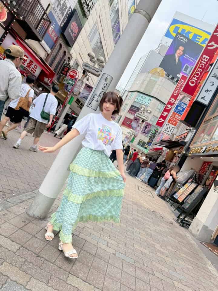 「渋谷で勇次郎Tシャツ着てる人」グラビアアイドル・えなこの渋谷オフショットが可愛いと話題に
