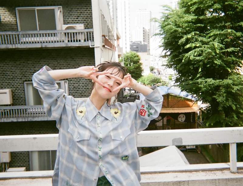 可愛すぎる誕生日ショット！浜辺美波、25歳の無邪気な笑顔にファン悶絶