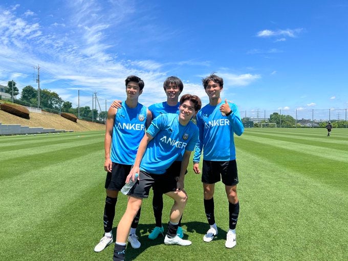 川崎Fにあの男が⁉️若手選手たちに捕まる三笘薫の姿が話題に💖