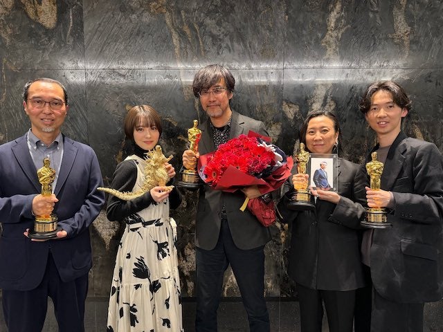 浜辺美波、オスカー像は「めちゃくちゃ重たかったです」視覚効果賞受賞の「ゴジラ-1.0」サプライズ祝福