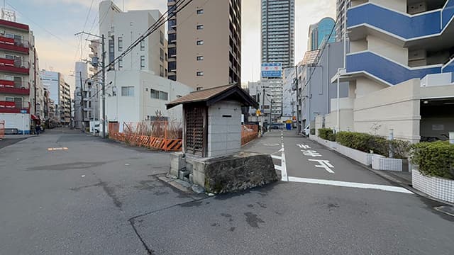 漫画家・村田らむ、道路のど真ん中にある”謎の祠”に注目！ファンの考察で盛り上がる！