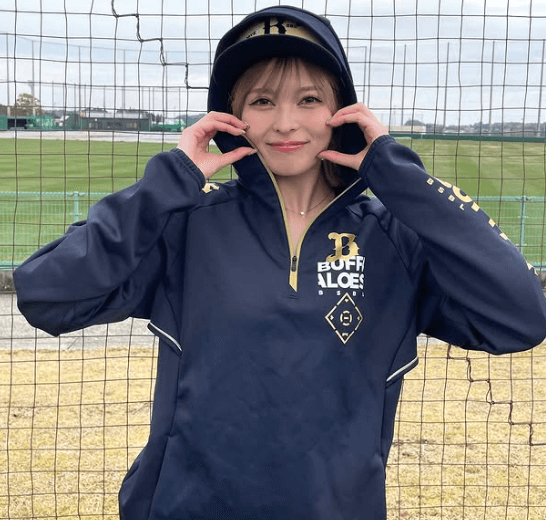 「何枚目がいいですか…？」キュートな野球チア、グラウンド裏の”微笑み・4連ショット”の選択をファンに迫る！「全部かわいい」