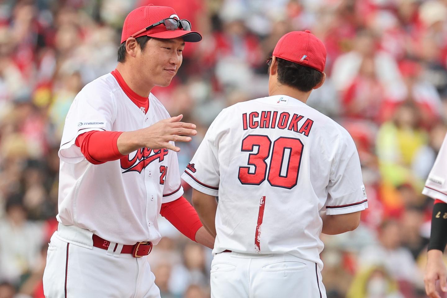 ⚾️広島・新井監督、今季引退の一岡竜司とのショット公開📸「最後にいっちゃんに投げさせてくれてありがとう！」