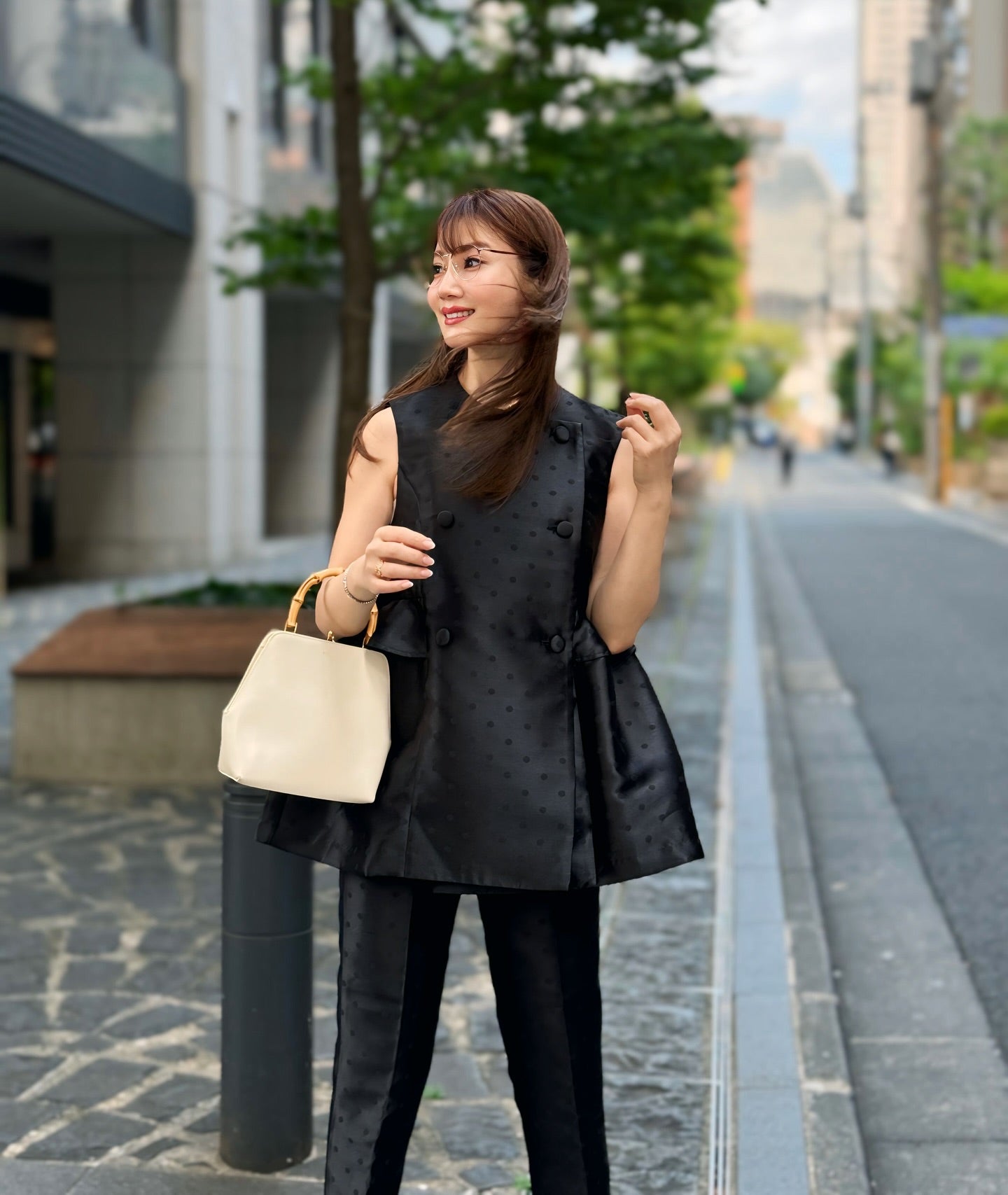 吉田美紀が”お仕事コーデ”を公開！黒ノースリーブ姿にファンうっとり