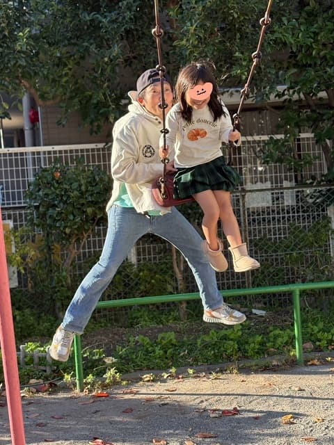 「合成写真かと…」NON STYLE 石田の躍動感溢れるブランコショットが話題に