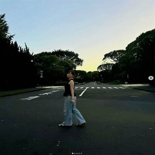 皆藤愛子が「とあるスペース」に立つだけでフォトジェニックな1枚に！美しさにファンうっとり