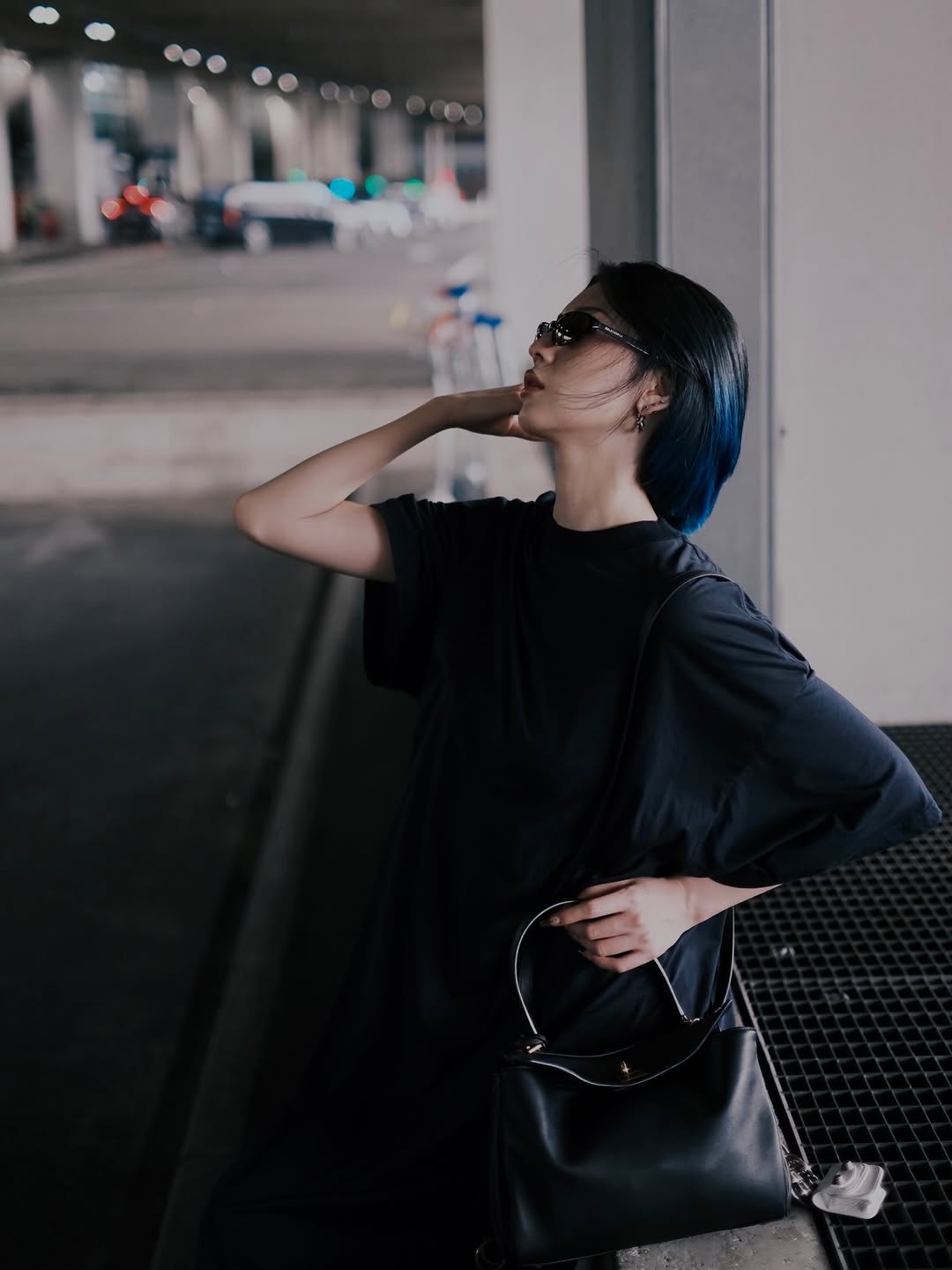 立体駐車場さえも絵になる！三吉彩花が圧巻のモデルショットを披露