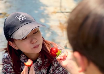 伊藤千晃が語る“自分への母の日ギフト”とは？いちご狩りショットと共に話題に！