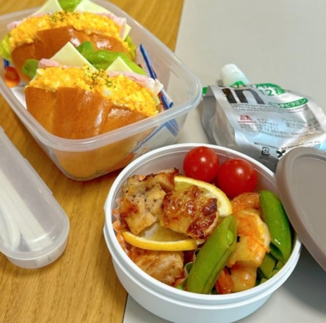 小倉優子がボリュームたっぷりの卵サラダパン弁当を作る！