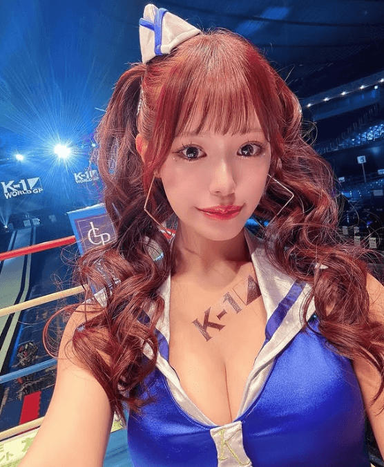 「ファンが一番待ち望んだ1枚」話題のラウンドガール、変則ツインテールの最強ヘアで”K-1 WORLD GP FINAL”のリングに！