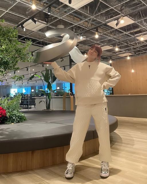 「年末かぁ〜。」hitomi、ラフなスタイルでエイベックスへ！全身ホワイトSPORTYコーデがカッコ良すぎると話題
