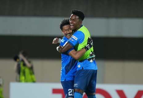 「連覇への決意」新井章太、仲間と歓喜の抱擁！天皇杯王者として挑むラスト10試合