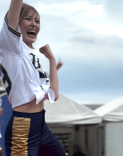 「脚、長すぎますぅ～！」注目のチアガール、ONステージの”ヘソ出し・太陽ダンス”を披露し大反響！「スタイル抜群過ぎる」