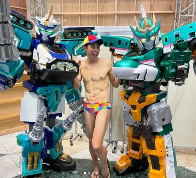 小島よしおがシンカリオンと３ショット！