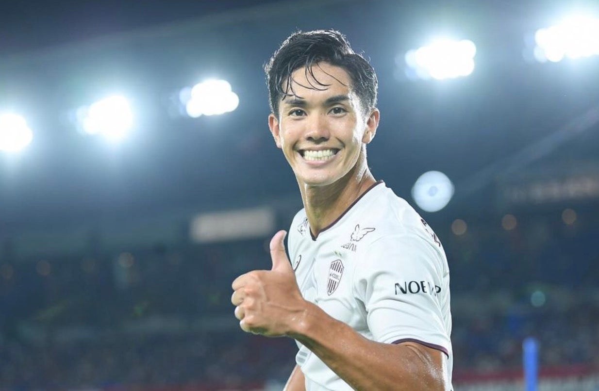 あの超イケメンプロサッカー選手がファンに勝利の笑顔を