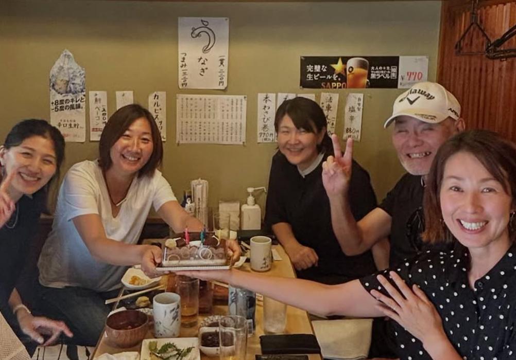 先輩との“寿司バースデー”交流に笑顔広がる元ビーチバレー選手の素顔