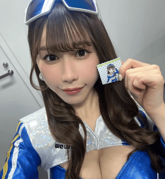 「あなたも、シールも可愛い」めっカワなレースクイーン、マイキャラシール手持ちのフェロモンショットにファン悶絶！