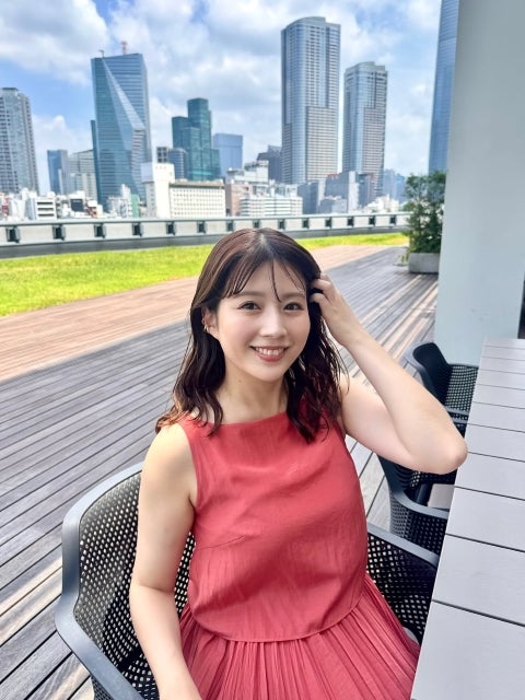 田中萌、夏の青空に映える「鮮やかワンピース」。都市のテラスで魅せた爽やか笑顔
