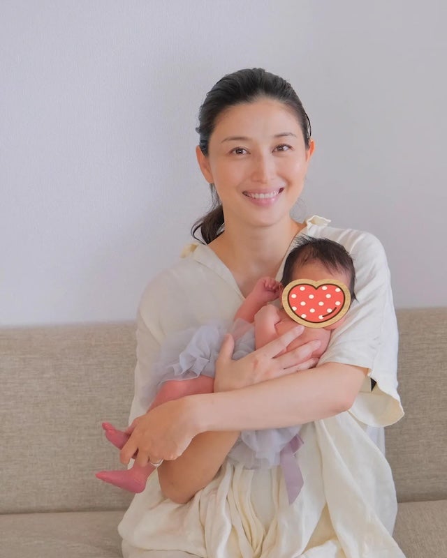 あの大人気グラドル、生後間もない愛娘との幸せ2ショット公開！