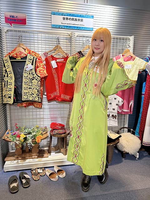 心霊アイドル・りゅうあ、可愛すぎる”世界の民族衣装”のオフショットを公開！